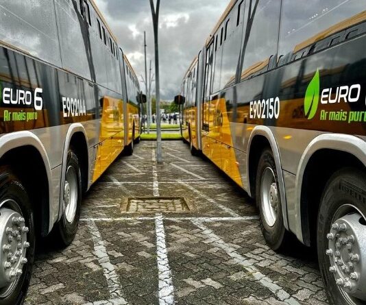 Venda de ônibus perde força em maio e produção segue acima de 2025 O segmento de ônibus voltou a registrar retração em maio. Os emplacamentos caíram quase 22% na comparação anual