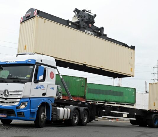 Ever Express retém motoristas talentosos com Actros 2653 na frota; entenda