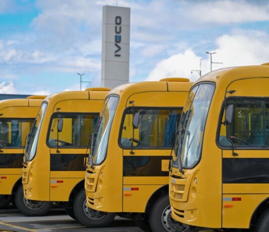 IVECO BUS entrega 308 ônibus para o Caminho da Escola IVECO BUS acelera entregas do Caminho da Escola