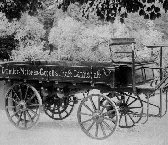 Primeiro caminhão com motor de combustão interna, em 1896