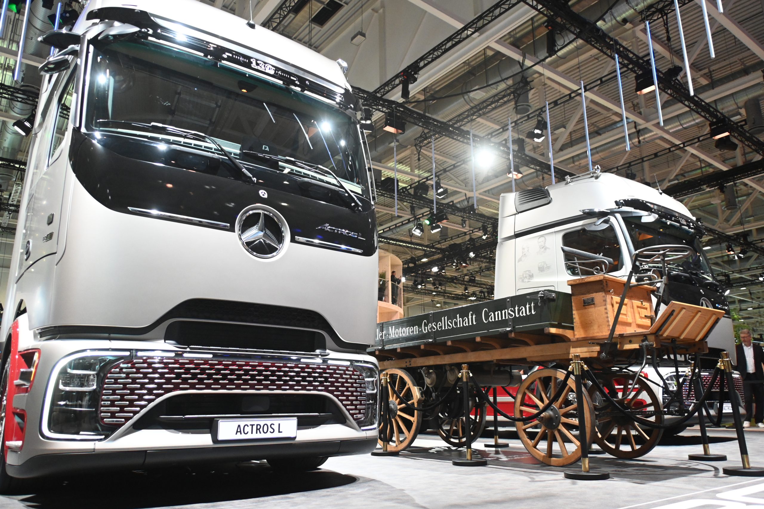Mercedes-Benz Trucks comemorou também na Feira os 130 da invenção do caminhão