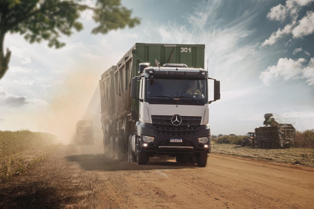 Mercedes-Benz diversifica caminhões para diferentes operações