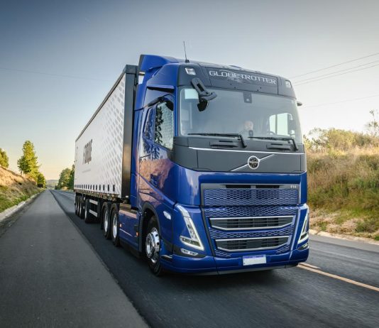 Volvo apresenta tecnologias que podem parar caminhão ao detectar sonolência Volvo Fenatran